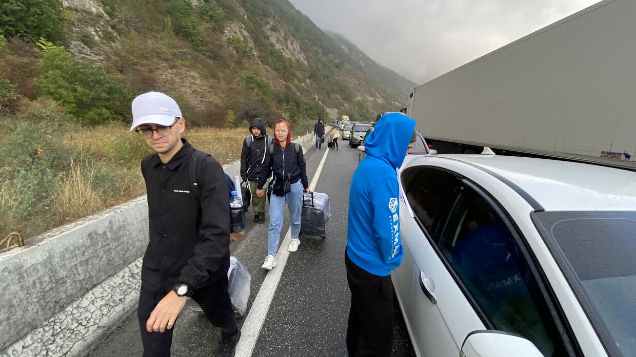 Автомобильная очередь на КПП Верхний Ларс на границе России и Грузии