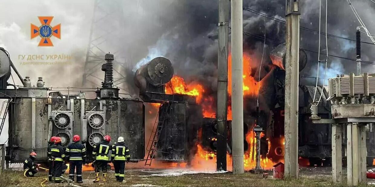 Украинские пожарные на месте взрыва в Днепропетровской области
