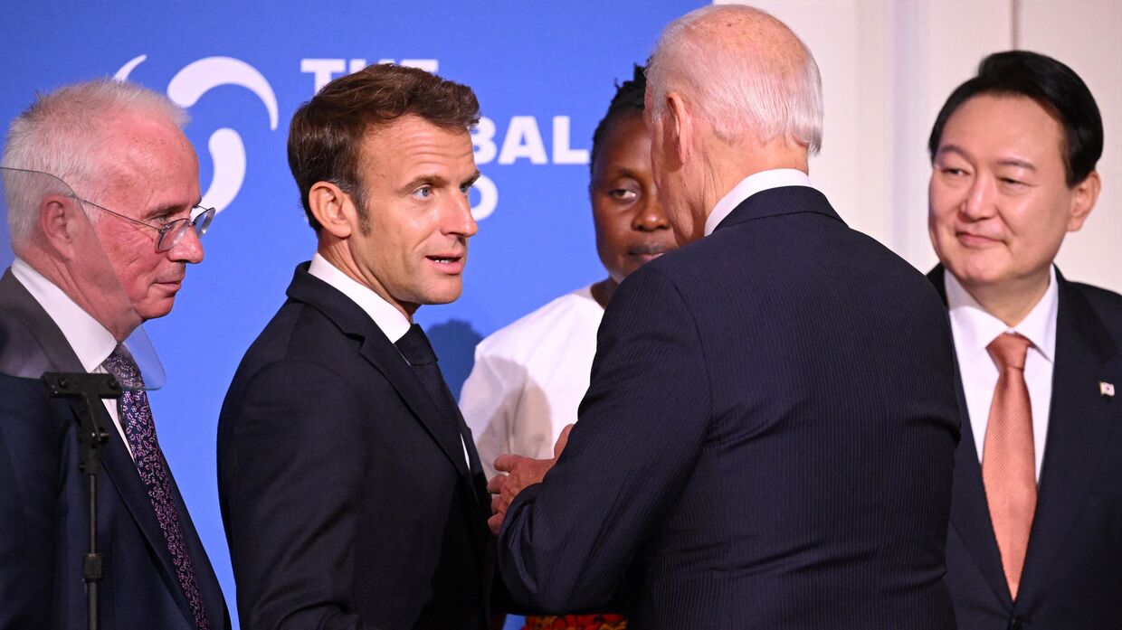 Президент Франции Эммануэль Макрон приветствует президента США Джо Байдена во время конференции в Нью-Йорке, 21 сентября 2022 года.