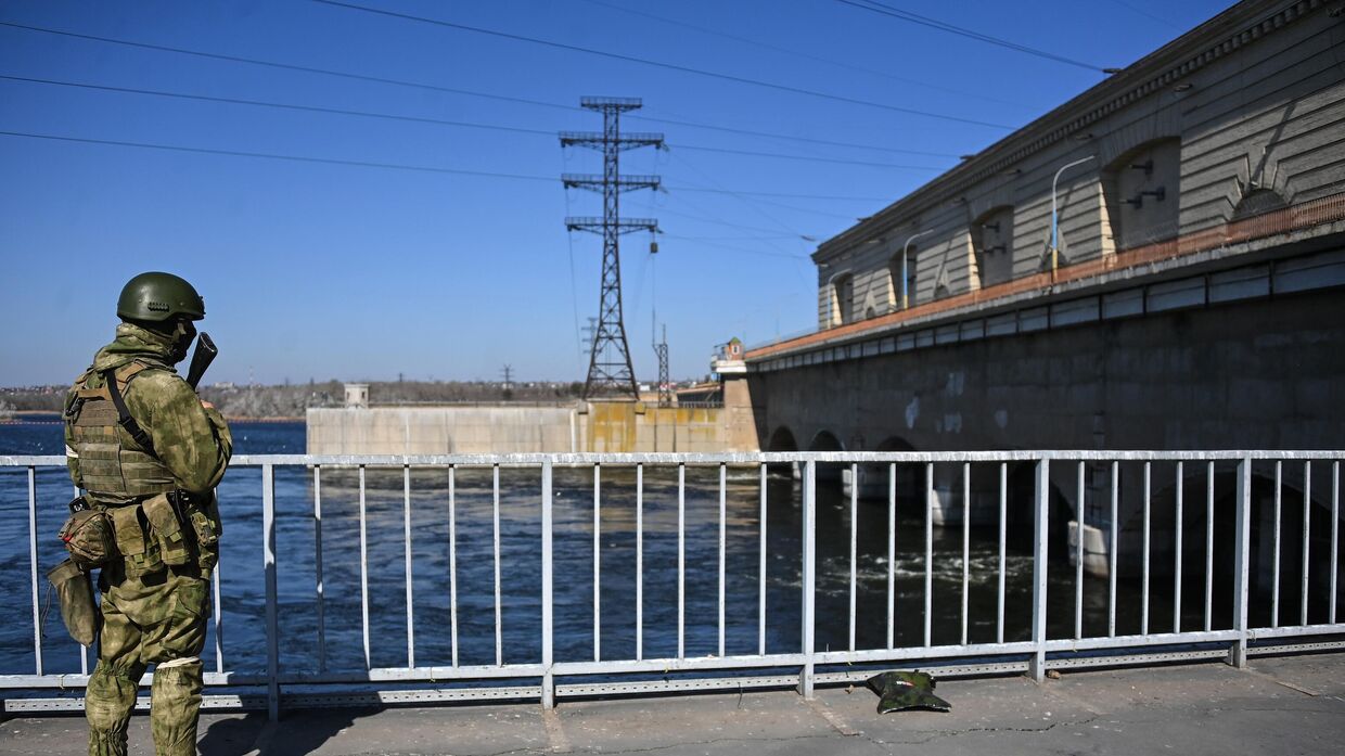 Сотрудник Росгвардии охраняет здание Каховской ГЭС в Новой Каховке