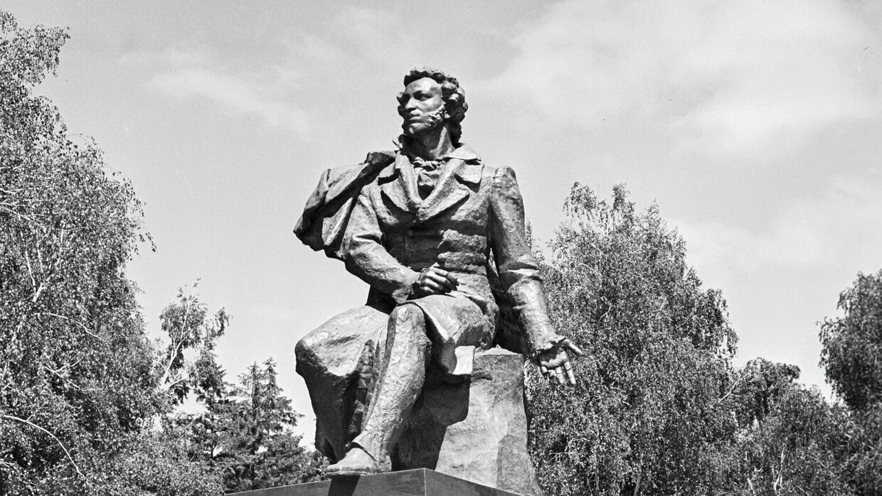 Памятник поэту Алесандру Сергеевичу Пушкину в Киеве
