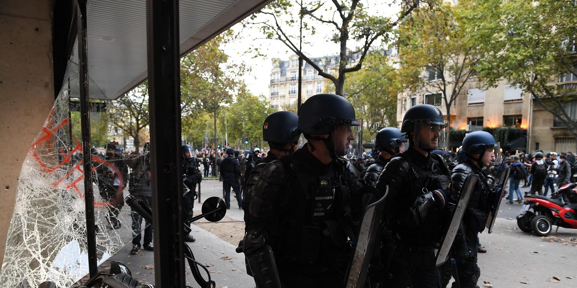 Сотрудники полиции во время столкновений с протестующими во время демонстрации в Париже, 18 октября 2022 - ИноСМИ, 1920, 18.10.2022