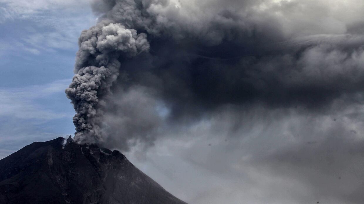 Извержение вулкана Синабун на индонезийском острове Суматра