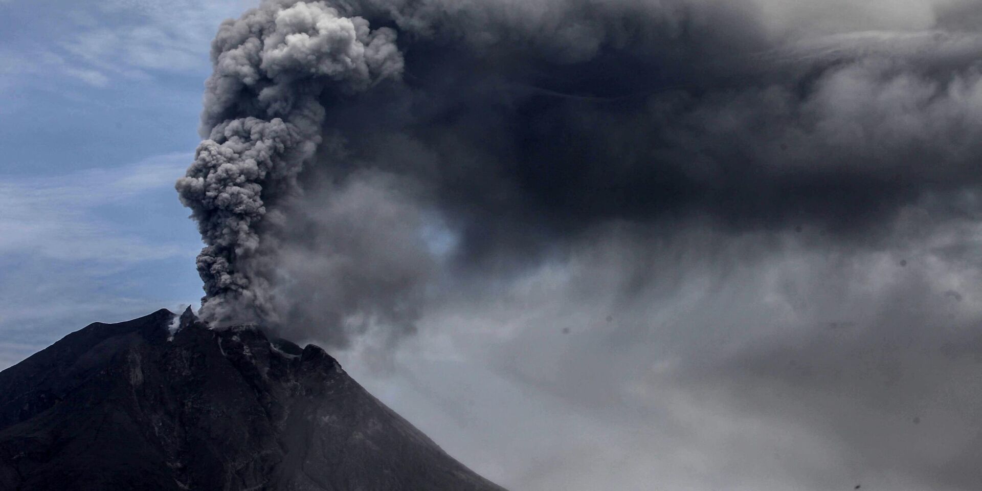 Извержение вулкана Синабун на индонезийском острове Суматра - ИноСМИ, 1920, 20.10.2022