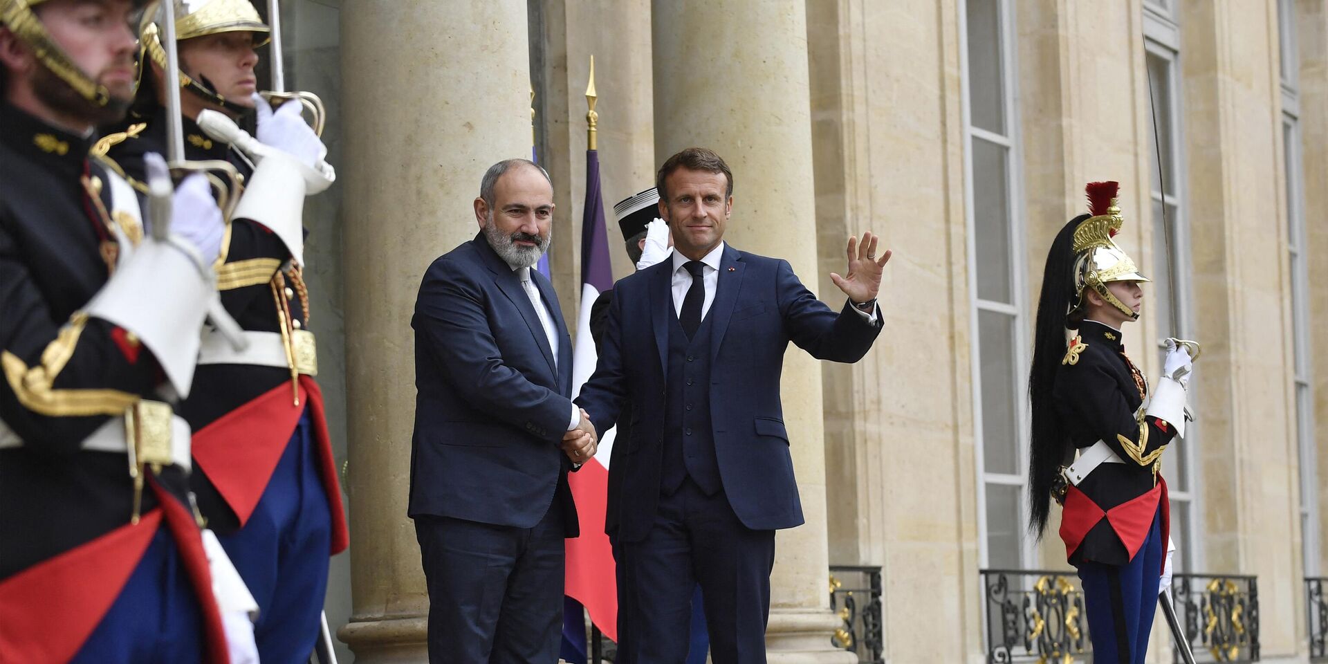 Президент Франции Эммануэль Макрон и премьер-министр Армении Никол Пашинян в Париже, 26 сентября 2022 года - ИноСМИ, 1920, 20.10.2022