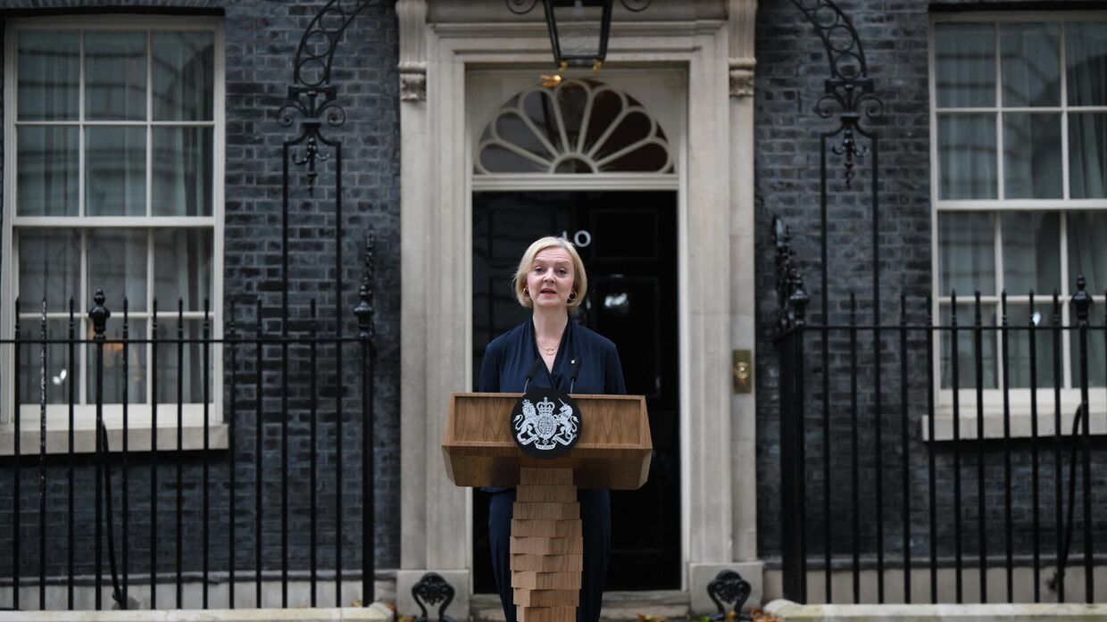 Премьер-министр Великобритании Лиз Трасс объявляет о своей отставке на Даунинг-стрит, 10 в Лондоне. 20 октября 2022 года