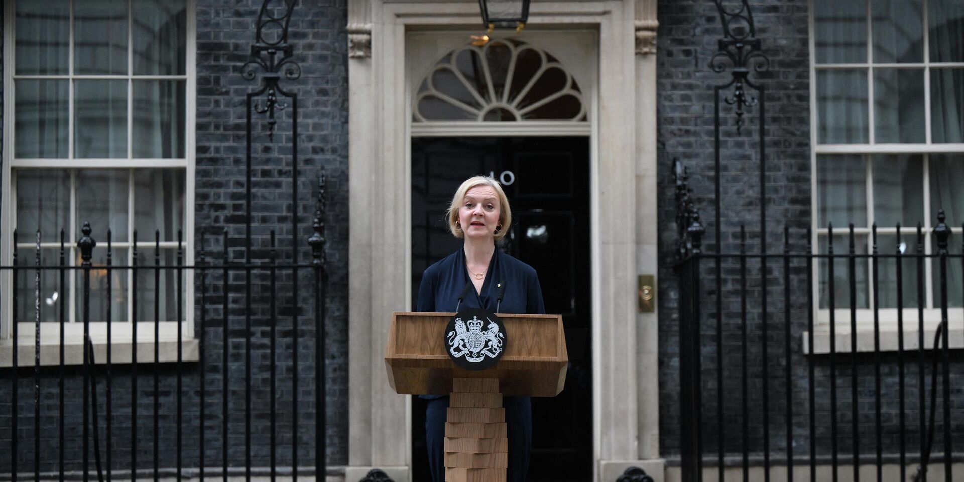 Премьер-министр Великобритании Лиз Трасс объявляет о своей отставке на Даунинг-стрит, 10 в Лондоне. 20 октября 2022 года - ИноСМИ, 1920, 20.10.2022