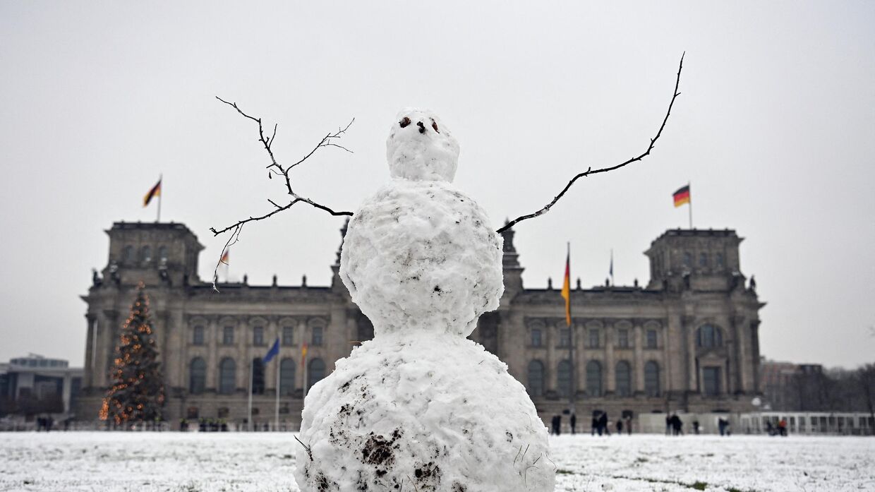 Снеговик перед зданием Рейхстага в Берлине. Архивная фотография