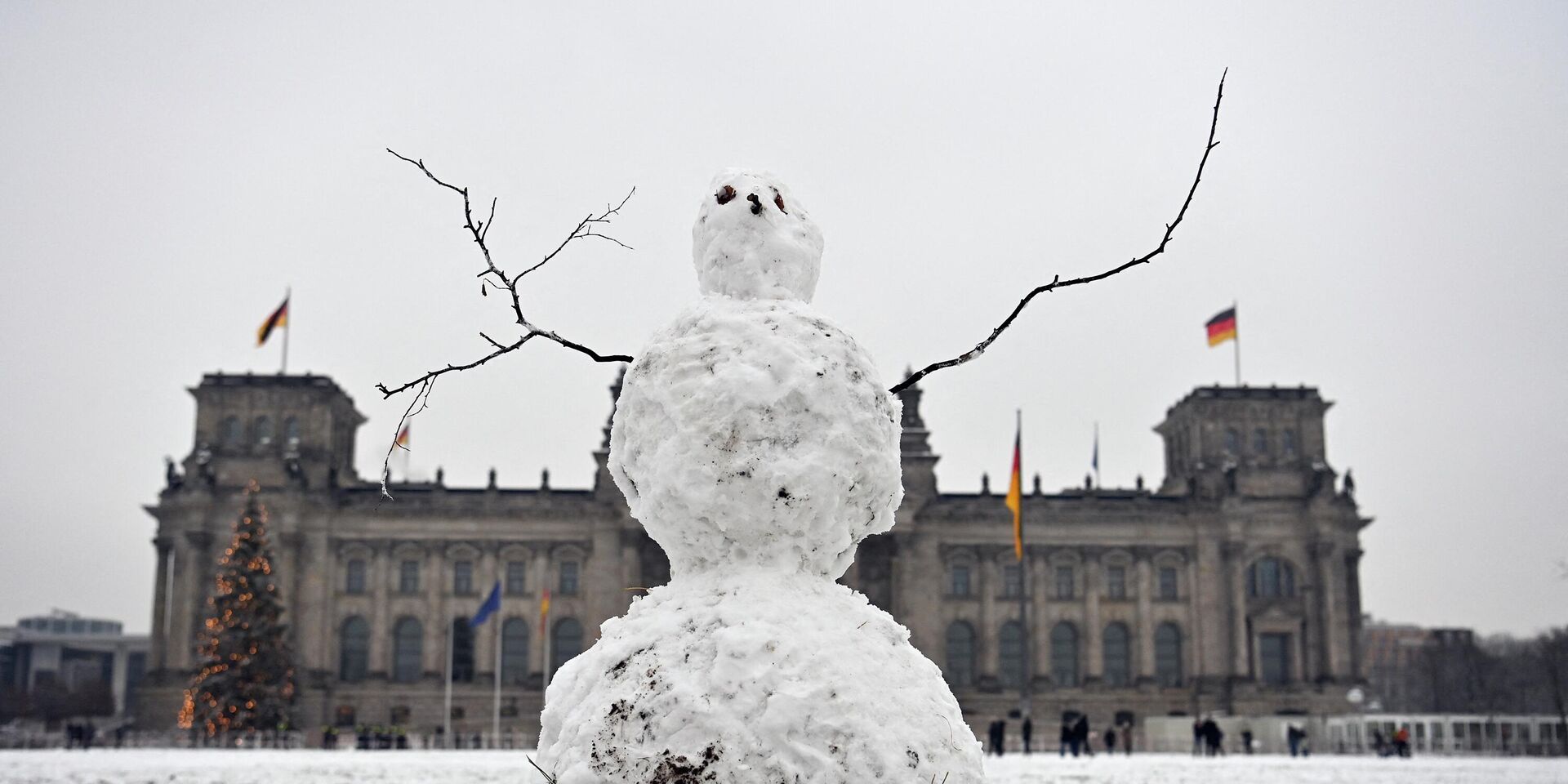 Снеговик перед зданием Рейхстага в Берлине. Архивная фотография - ИноСМИ, 1920, 21.10.2022