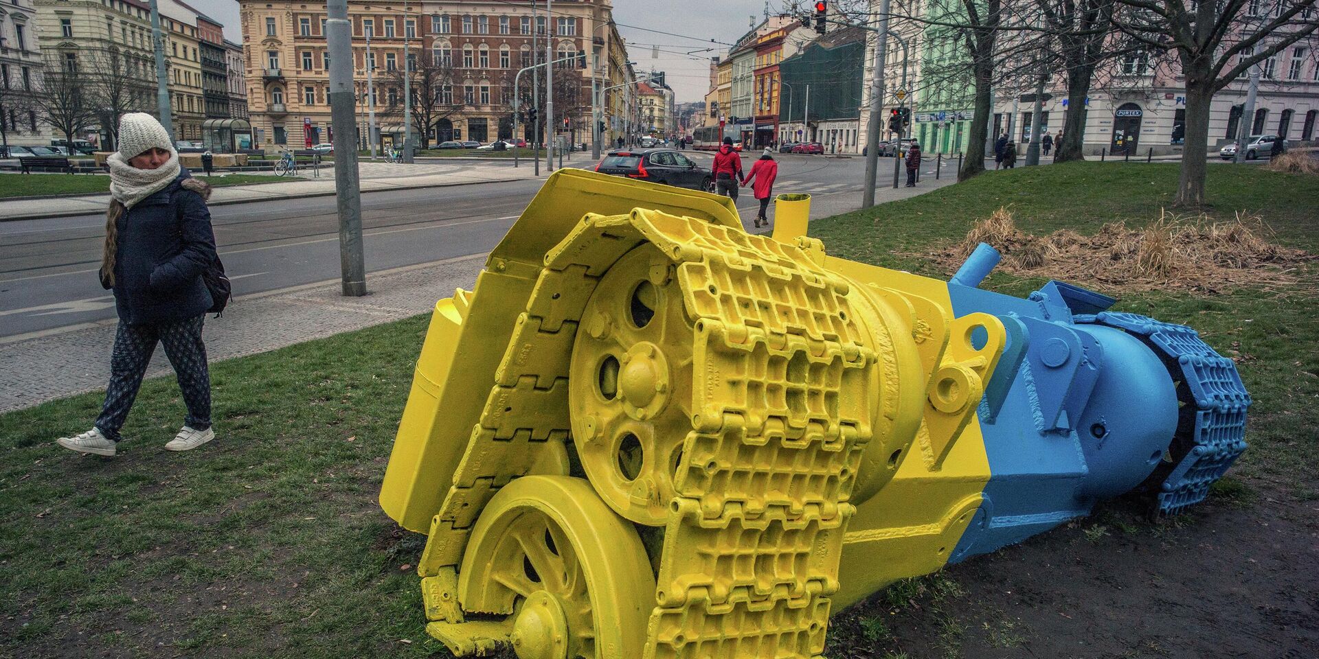 Скульптура танка в цветах украинского флага в Праге, Чехия - ИноСМИ, 1920, 21.10.2022