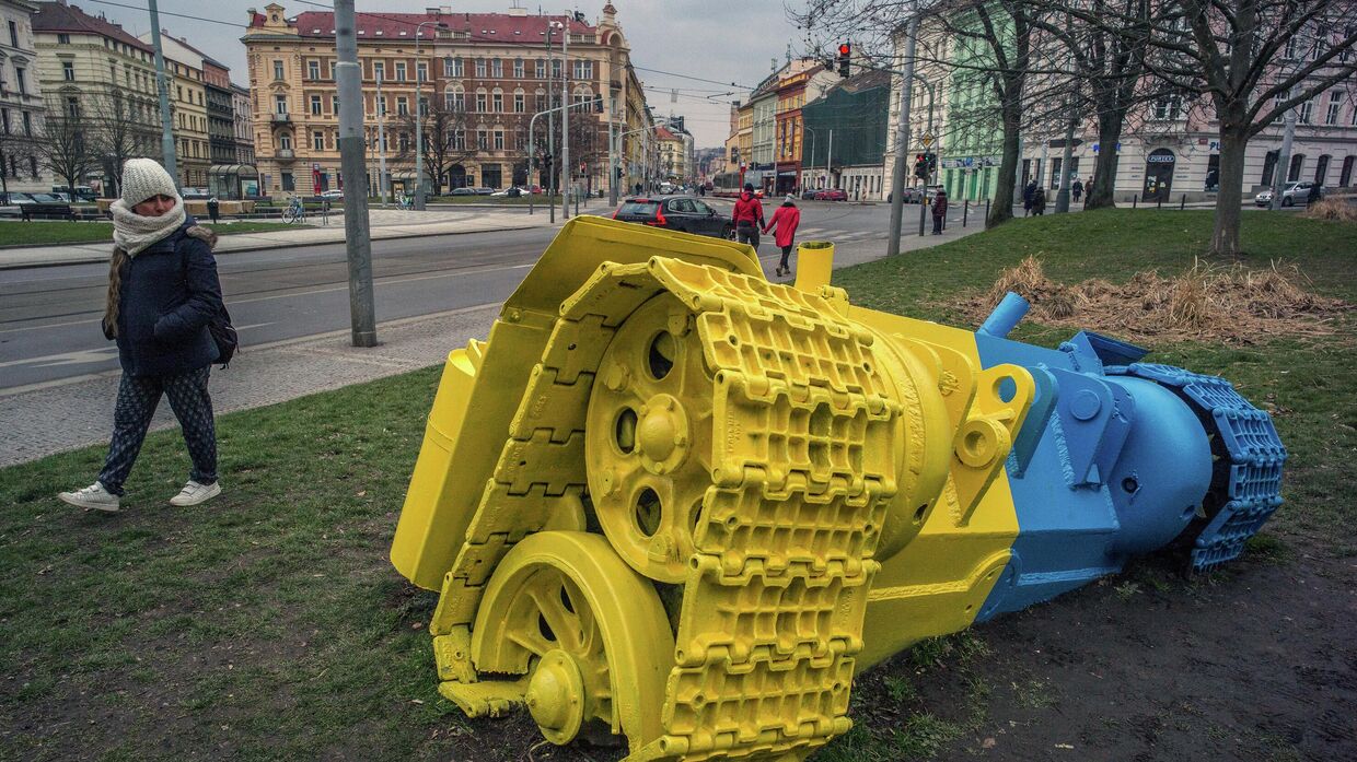 Скульптура танка в цветах украинского флага в Праге, Чехия