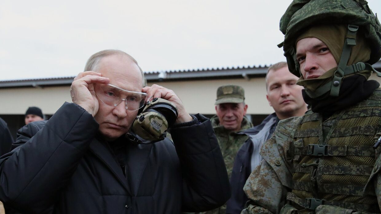 Президент РФ В. Путин посетил полигон Западного военного округа в Рязанской области
