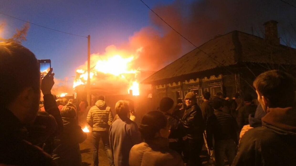 Пожар в частном доме, возникший в результате падения самолета Су-30 в Иркутске