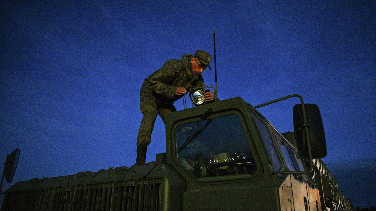 Военнослужащий на пусковой установке зенитного ракетного комплекса С-400 Триумф 