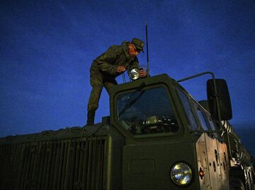 Военнослужащий на пусковой установке зенитного ракетного комплекса С-400 Триумф 