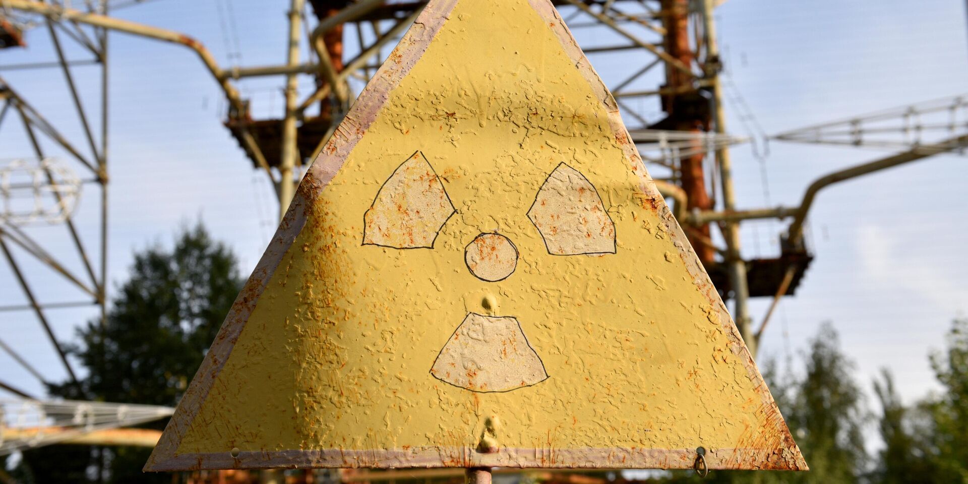 Знак радиации в зоне отчуждения Чернобыльской АЭС - ИноСМИ, 1920, 14.02.2023