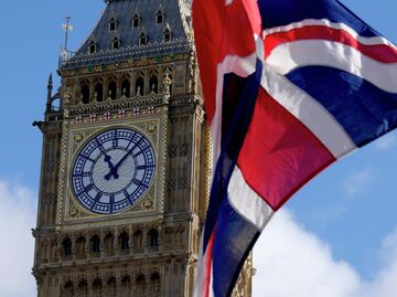 Флаг Великобритании перед зданием парламента в Лондоне Флаг Великобритании перед зданием парламента в Лондоне