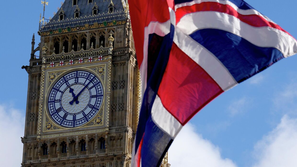 Флаг Великобритании перед зданием парламента в Лондоне