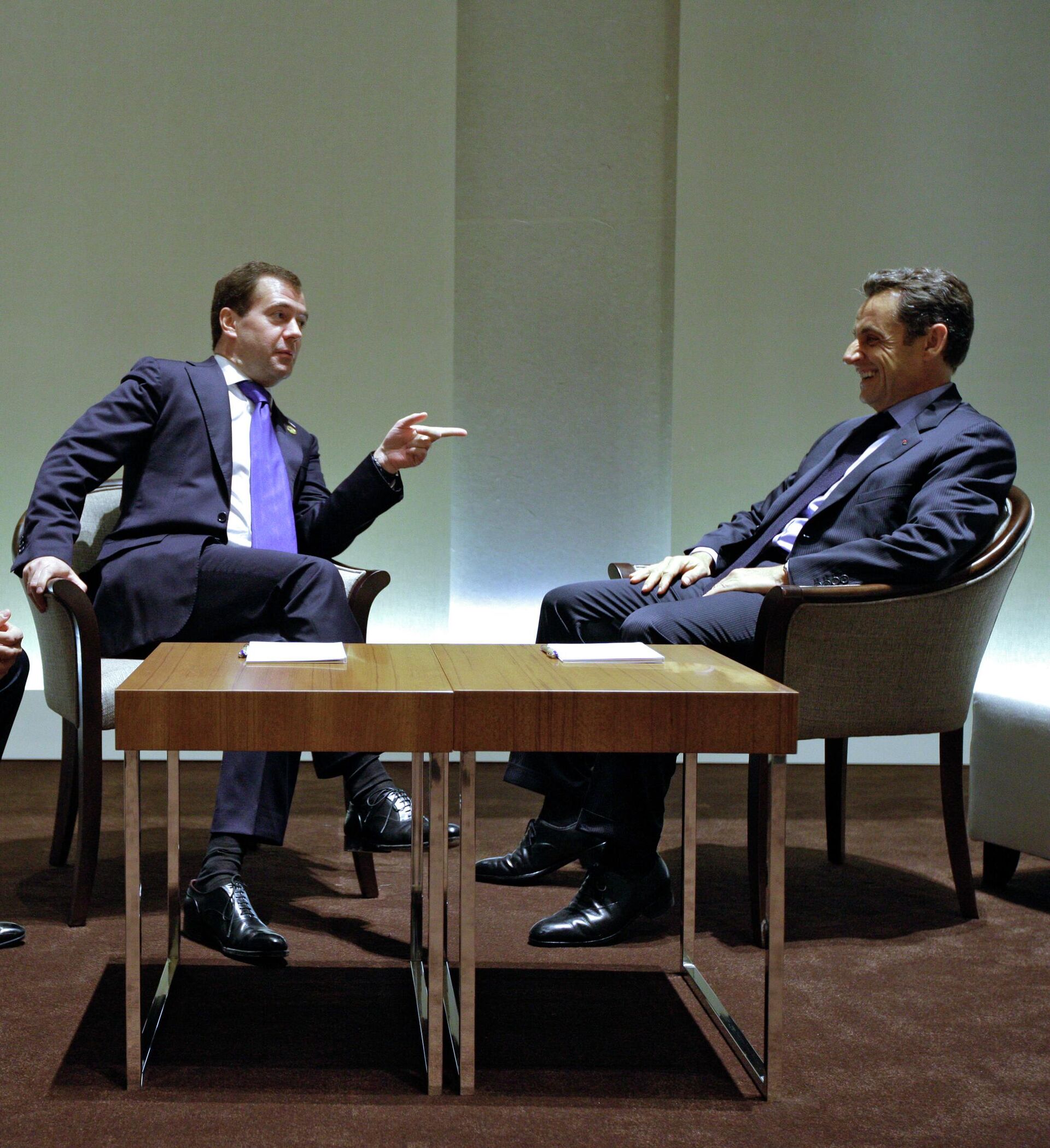 12 ноября 2010 г. Президент России Дмитрий Медведев и президент Франции николя Саркози беседуют в рамках саммита Большой двадцатки в Сеуле - ИноСМИ, 1920, 24.10.2022
