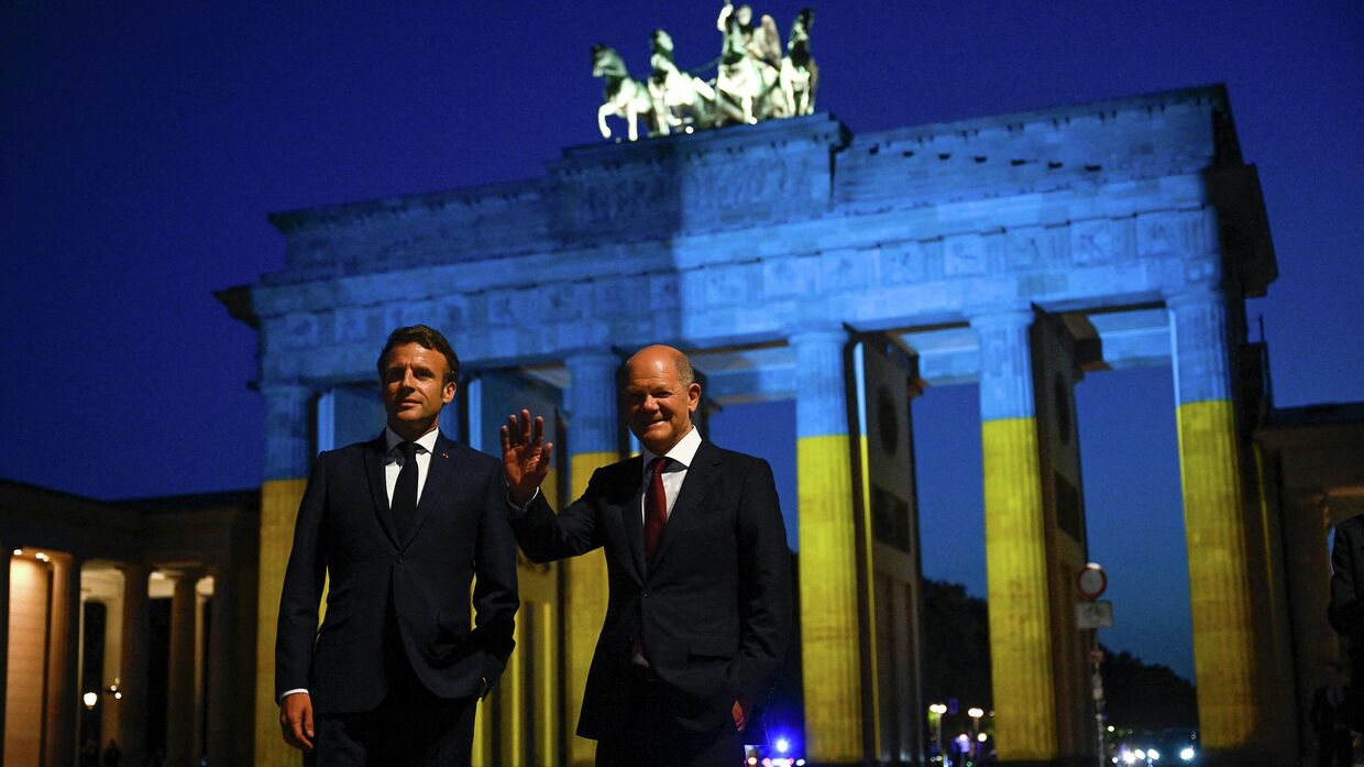 Канцлер Германии Олаф Шольц и президент Франции Эммануэль Макрон у Бранденбургских ворот в Берлине