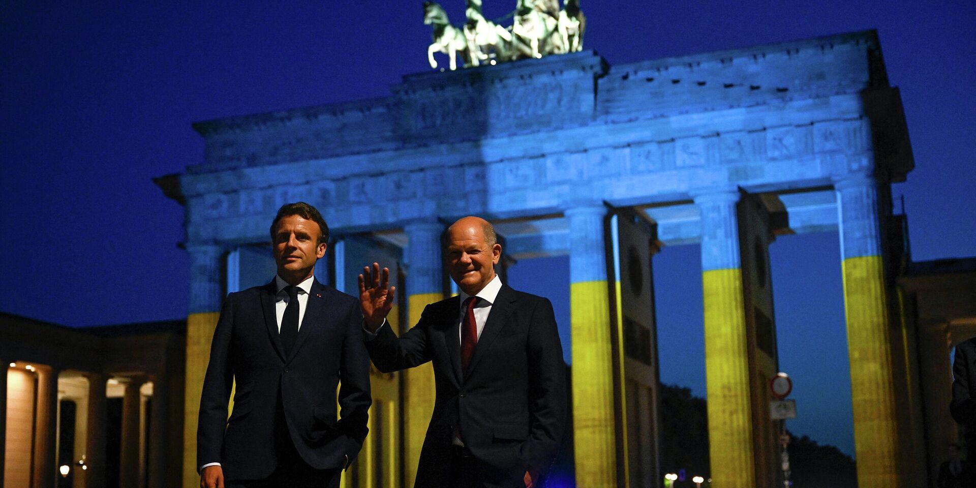 Канцлер Германии Олаф Шольц и президент Франции Эммануэль Макрон у Бранденбургских ворот в Берлине - ИноСМИ, 1920, 25.10.2022