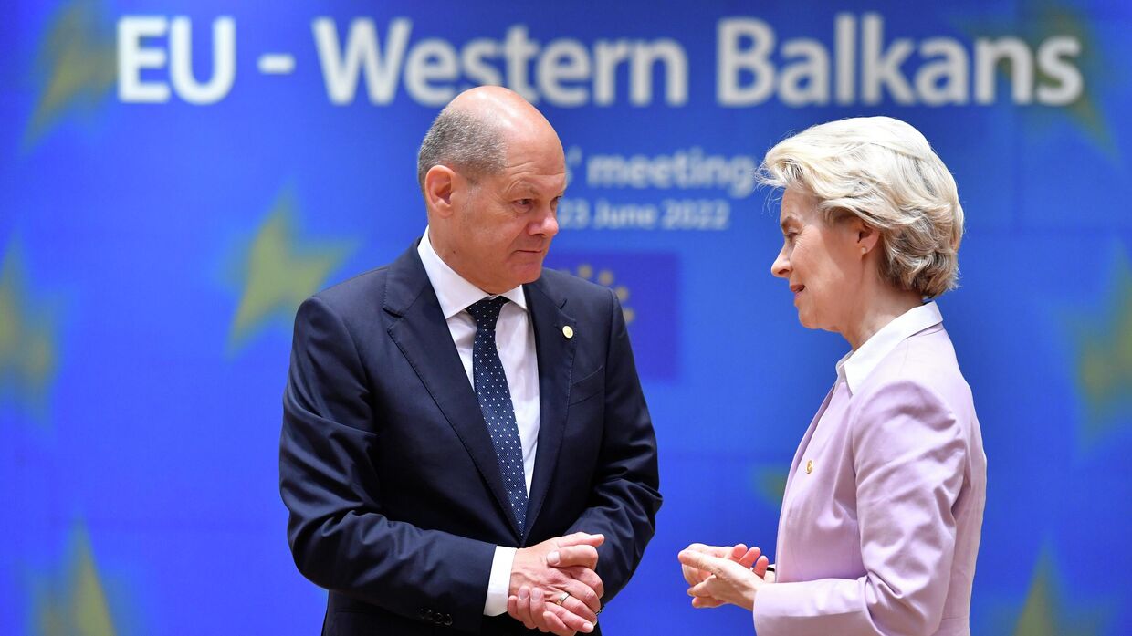 Канцлер Германии Олаф Шольц и президент Европейской комиссии Урсулой фон дер Ляйен на саммите ЕС в Брюсселе, 23 июня 2022 года.