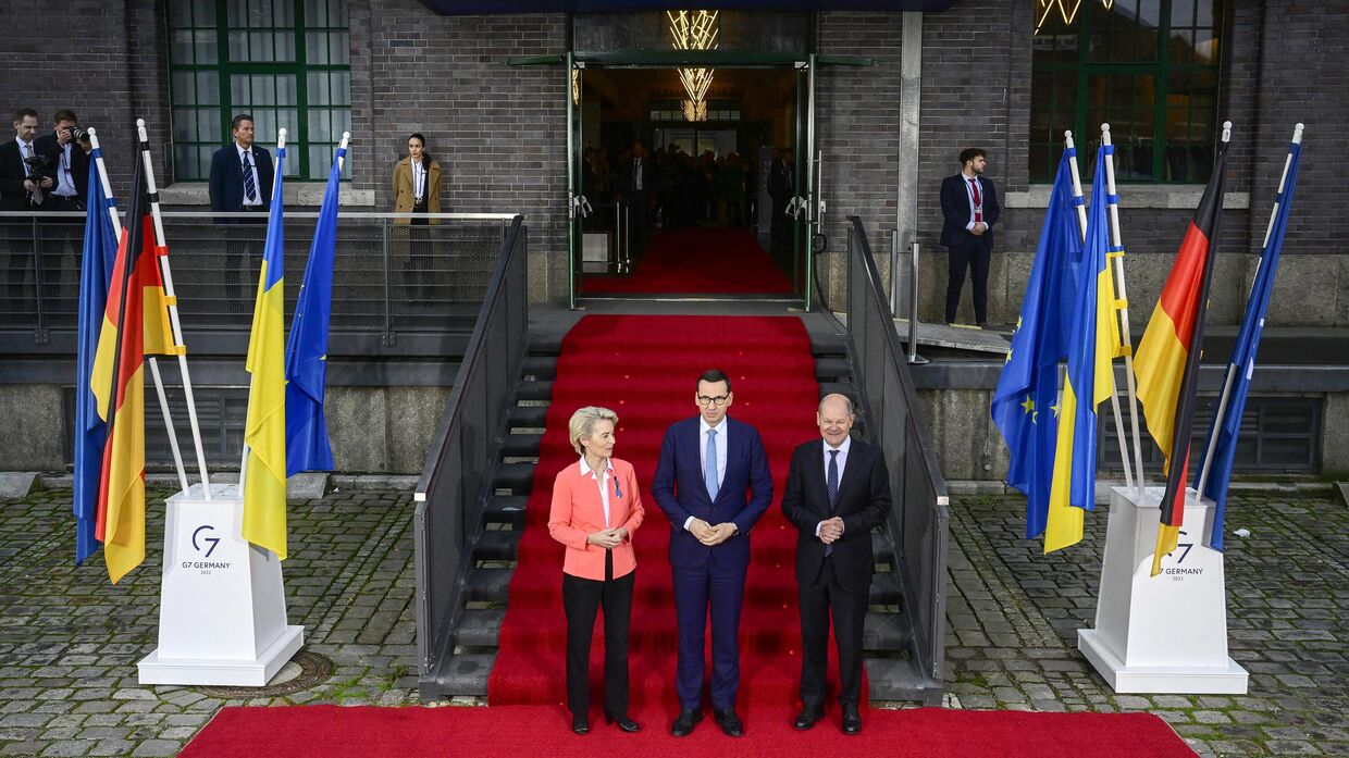 Канцлер Германии Олаф Шольц, президент Европейской комиссии Урсула фон дер Ляйен и премьер-министр Польши Матеуш Моравецкий на встрече в Берлине, 25 октября 2022 года