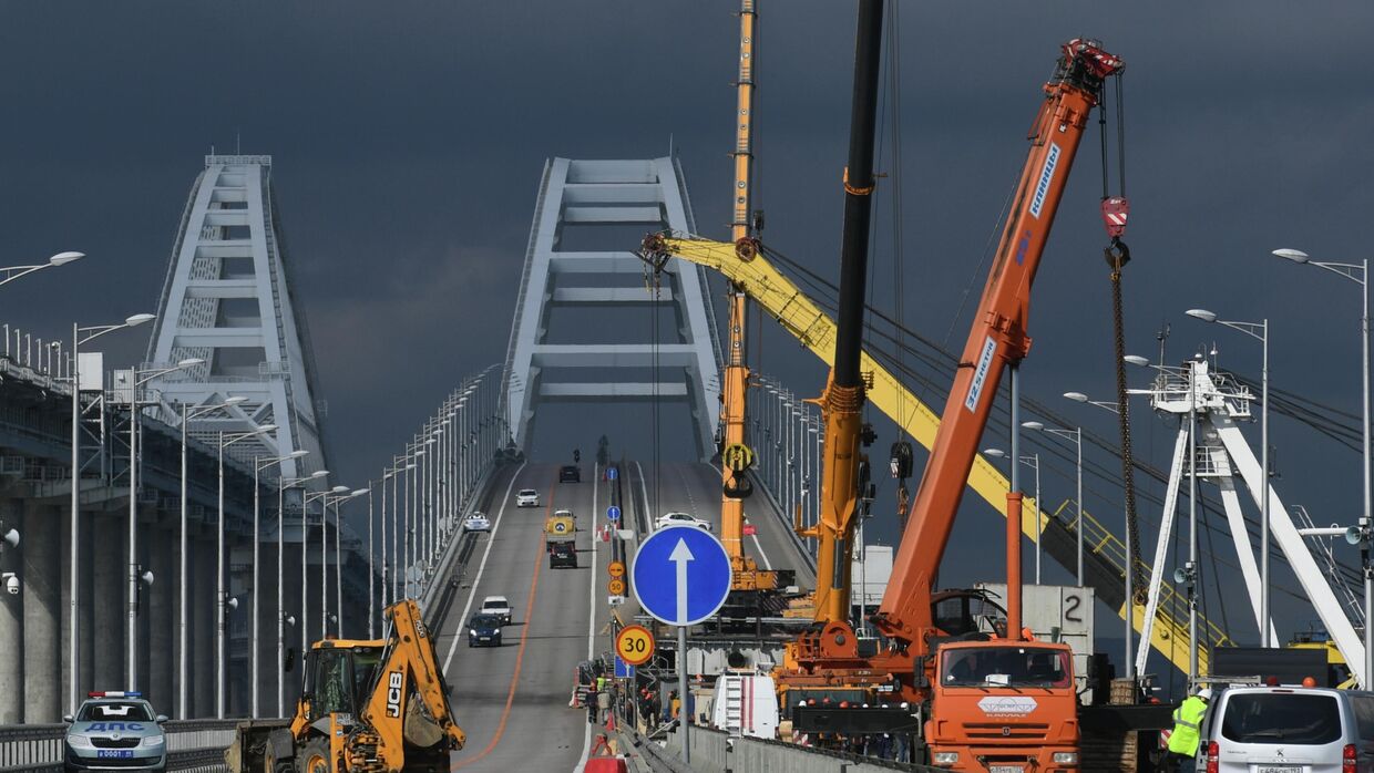 Восстановительные работы на Крымском мосту 