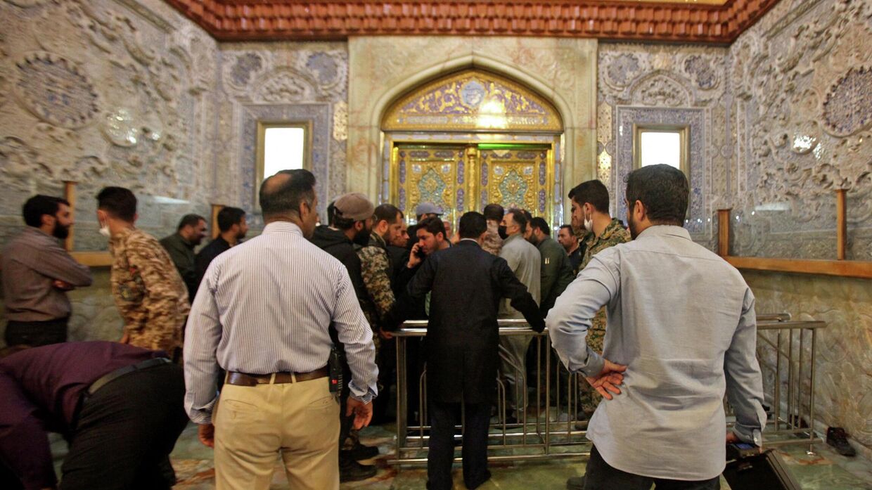 Силы безопасности Ирана на месте вооруженного нападения на мавзолей Шах-Черах в городе Шираз