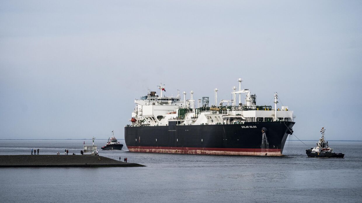 СПГ-танкер в порту Эмсхафен, Нидерланды