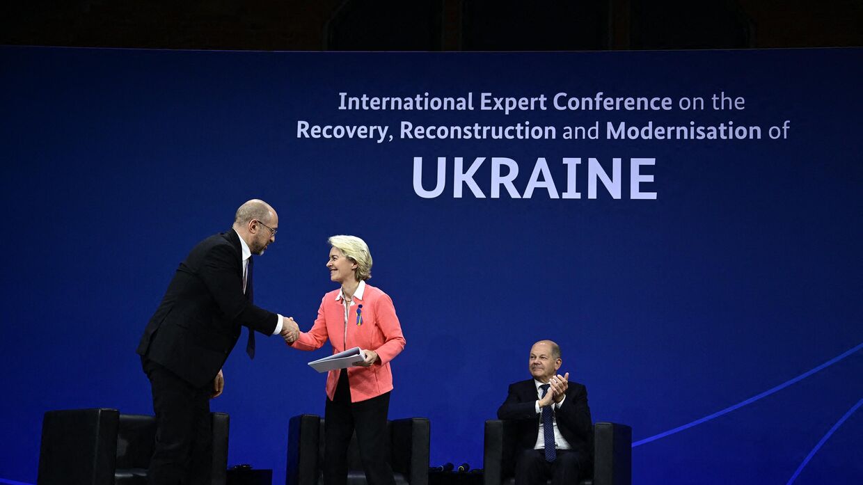 Президент Европейской комиссии Урсула фон дер Ляйен пожимает руку премьер-министру Украины Денису Шмыгалю на конференции в Берлине, Германия, 25 октября 2022 года