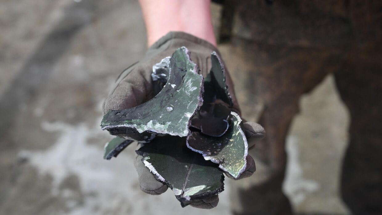 Осколки от снаряда, которым был обстрелян  ТЦ Галактика в Донецке