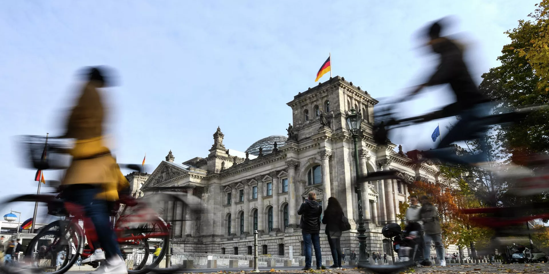 Прохожие перед зданием Рейхстага в Берлине, Германия Прохожие перед зданием Рейхстага в Берлине, Германия - ИноСМИ, 1920, 27.10.2022