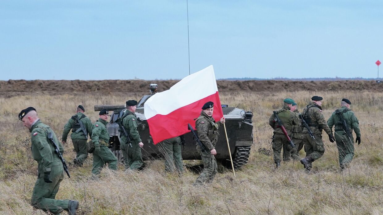 Военные учения на военном полигоне в Бемово-Пески, Польша