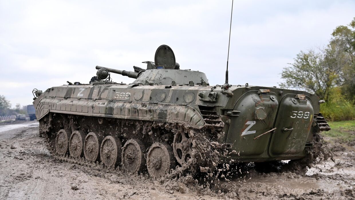 Военнослужащие ВС РФ в ходе разгрузки БМП для выполнения боевых задач в Луганской Народной Республике