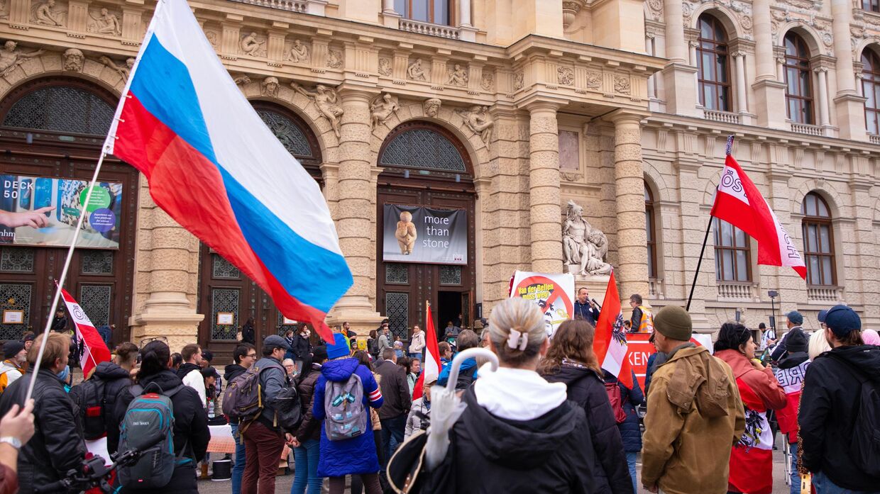 Участники митинга против антироссийских санкций в Вене