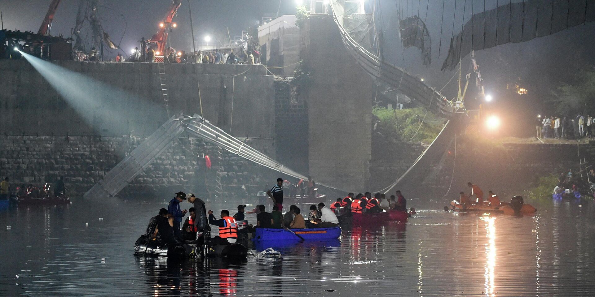 Обрушение моста через реку Маччху в Морби, Индия. 31 октября 2022 года - ИноСМИ, 1920, 31.10.2022