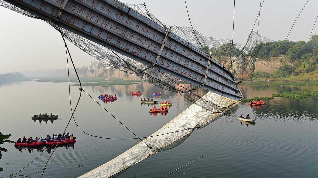 Обрушение моста через реку Маччху в Морби, Индия. 31 октября 2022 года