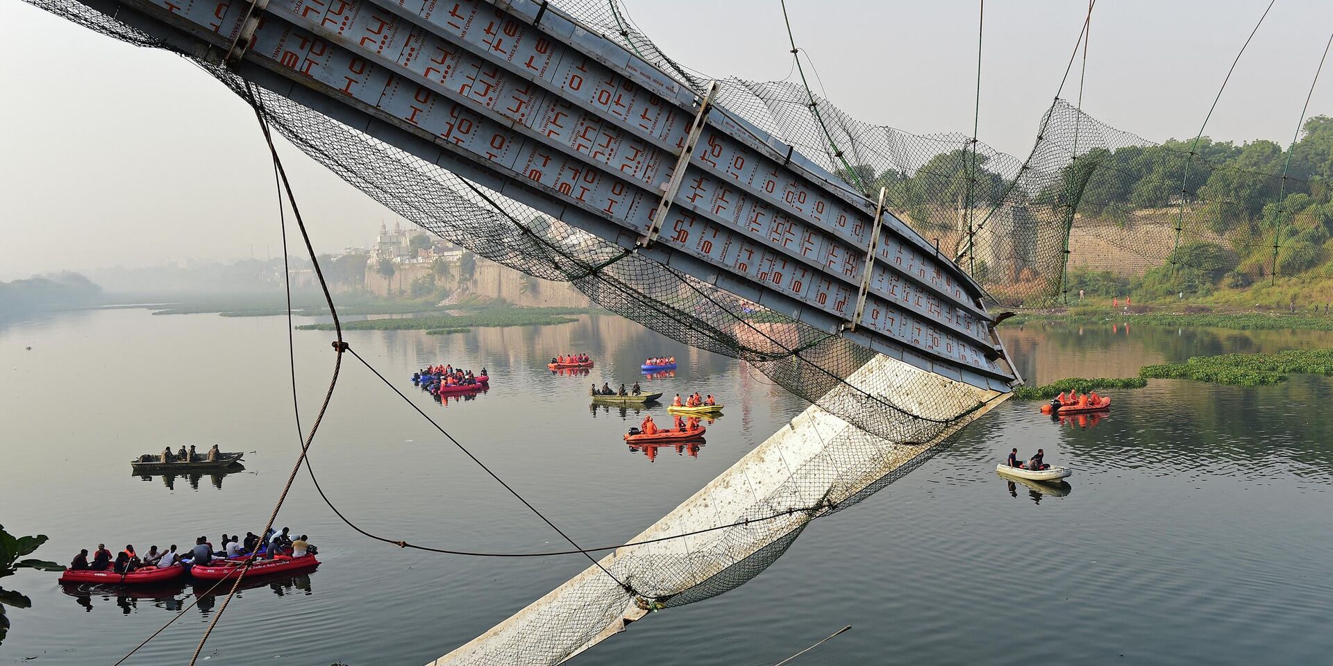 Обрушение моста через реку Маччху в Морби, Индия. 31 октября 2022 года - ИноСМИ, 1920, 30.10.2022