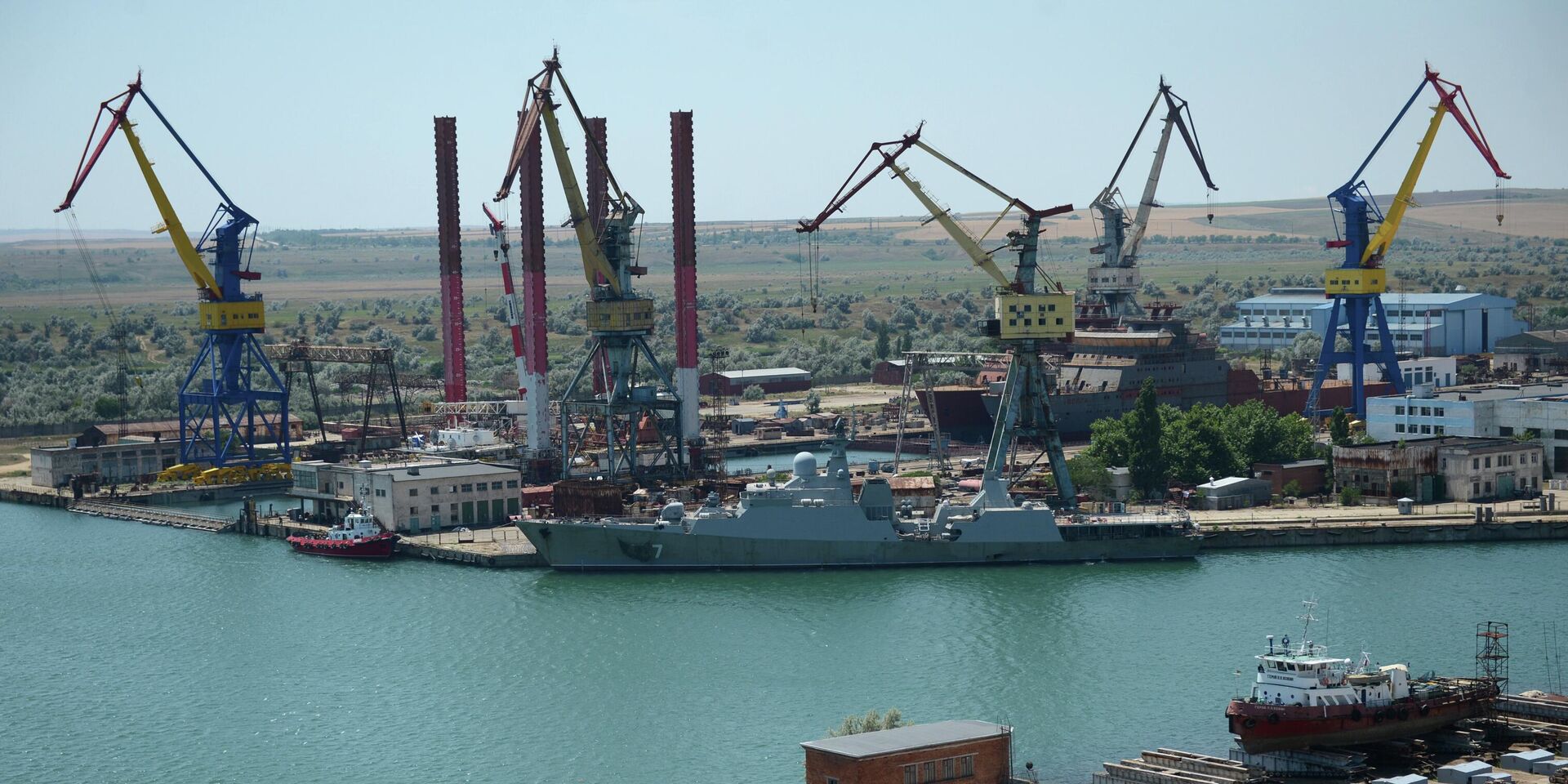 Вид на судостроительный завод Залив в Керчи из вертолета - ИноСМИ, 1920, 05.08.2023