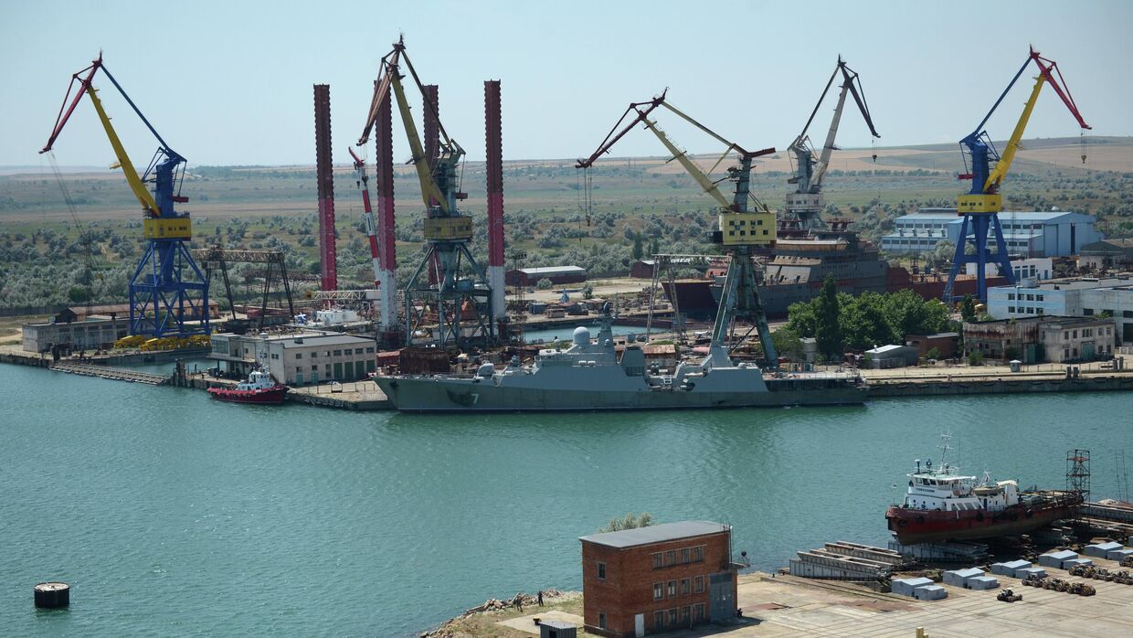 Вид на судостроительный завод Залив в Керчи из вертолета