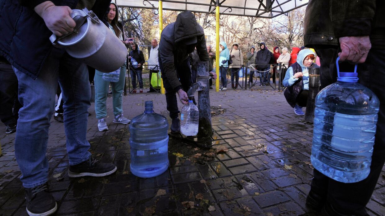 Местные жители стоят в очереди за водой в Киеве, 31 октября 2022 года