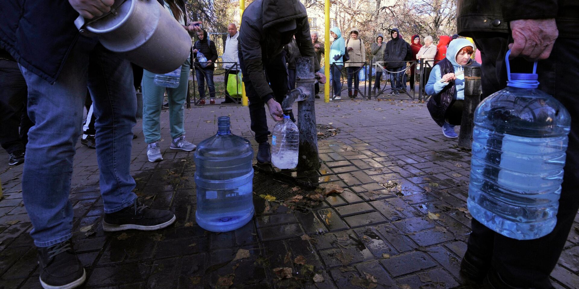 Местные жители стоят в очереди за водой в Киеве, 31 октября 2022 года - ИноСМИ, 1920, 01.11.2022