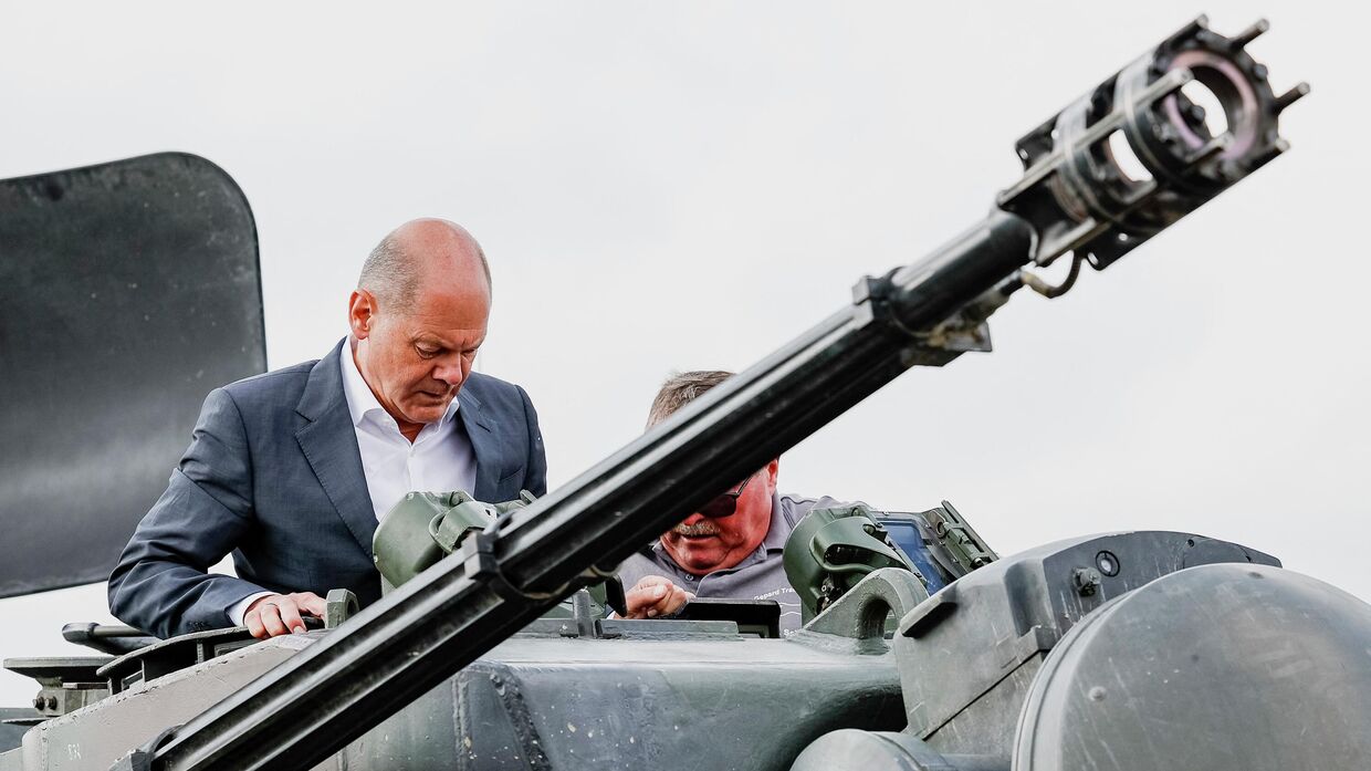 Канцлер Германии Олаф Шольц в зенитном танке Gepard в Путлосе
