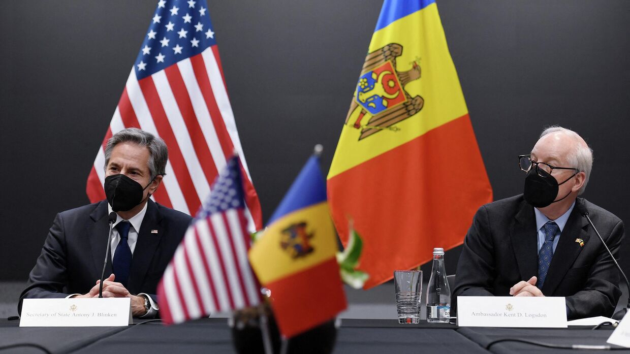 Госсекретарь США Энтони Блинкен  и посол США в Молдове Кент Дойл Логсдон в Кишиневе