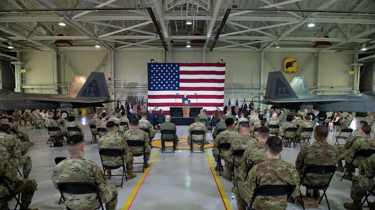 Президент США Джо Байден выступает на военной базе Лэнгли-Юстис в Хэмптоне, штат Вирджиния