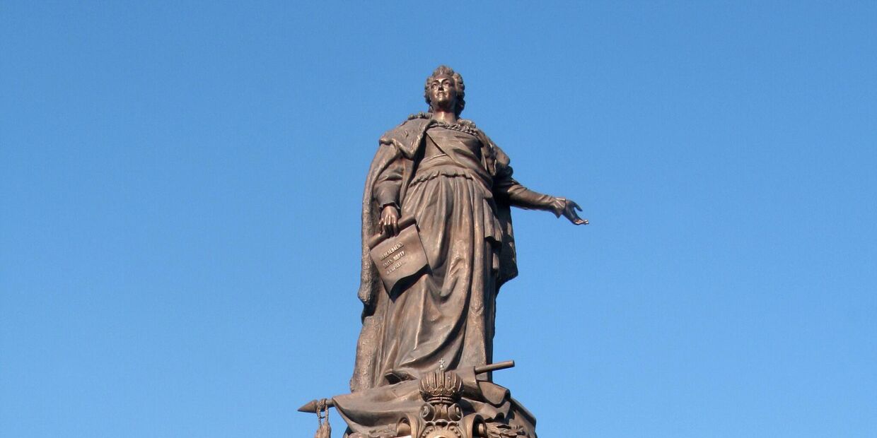 Памятник российской императрице – центральная фигура скульптурной композиции, изображающей основателей Одессы