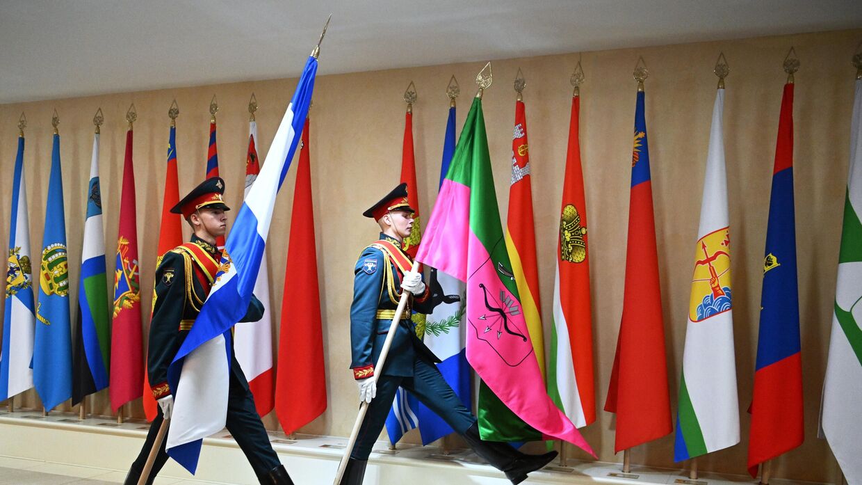Установка флагов новых субъектов Российской Федерации в Совете Федерации