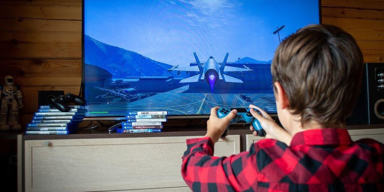 Ребенок играет в видеоигры