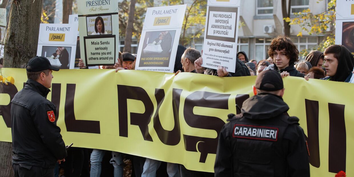 Протестующие организовали коридор позора для депутатов в Кишиневе